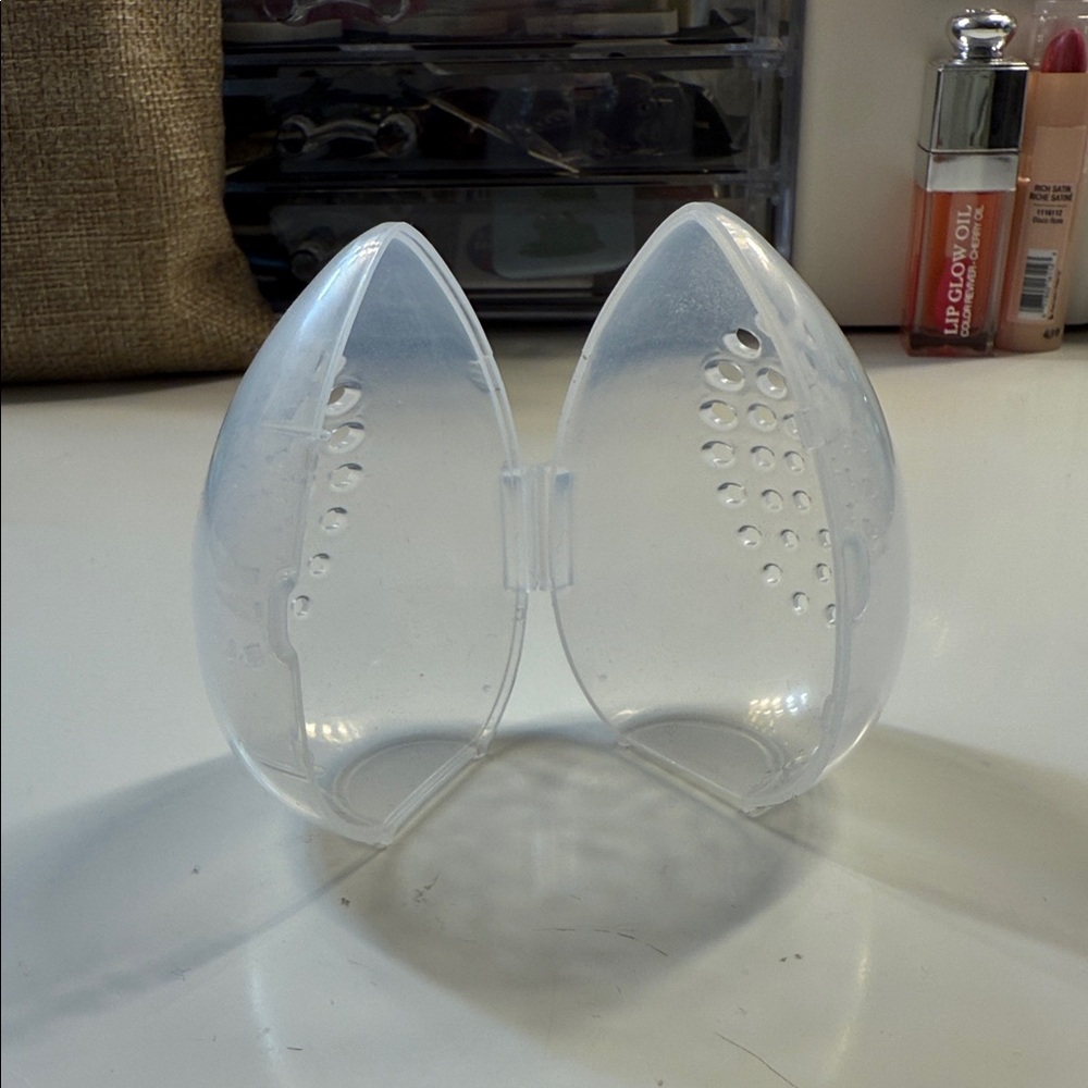 Clear Plastic Beauty Blender Case - Picture 1 of 4